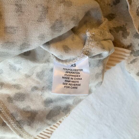 Sweet Romeo Women’s Long Sleeve Screw Neck Knit Blouse size XS, Leopard Tan - Picture 6 of 7